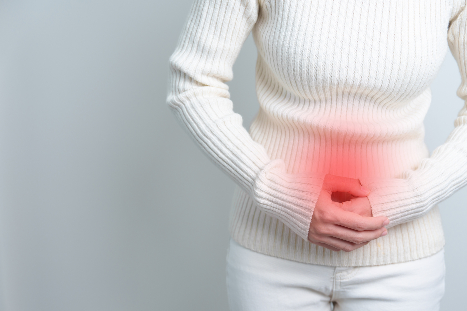 Dor pélvica crônica pode estar ligada à endometriose, adenomiose e outras condições: especialista alerta para a importância do diagnóstico