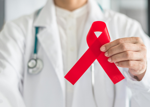 Dezembro Vermelho: No Brasil, predominância dos casos de AIDS está entre pessoas de 25 a 39 anos