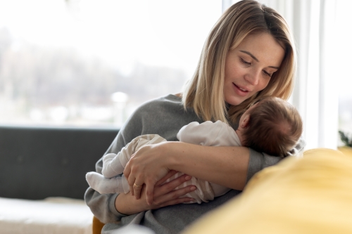Amamentação e saúde mental das mães: benefícios, desafios e o papel da família