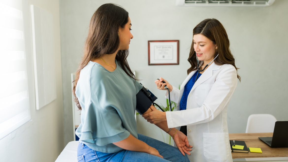 Pressão alta pode comprometer contracepção, gravidez e menopausa, alerta especialista da FEBRASGO